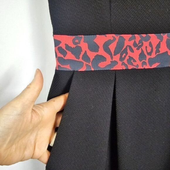 Karen Millen Black Mini Dress Sz 4 Animal Print Round Neck Short Sleeves Pleated - Picture 3 of 10